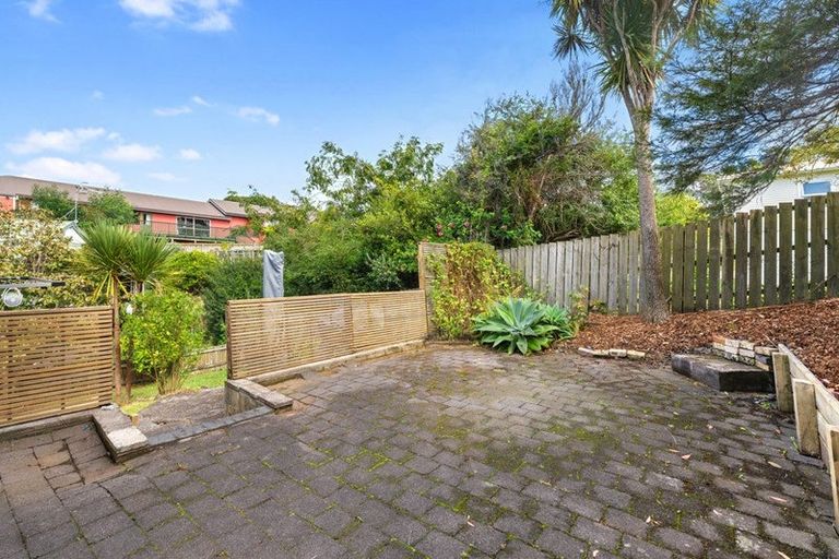 Photo of property in 1/5 Camelot Place, Glenfield, Auckland, 0629