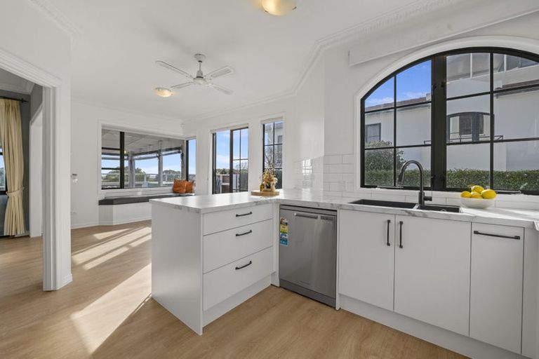 Photo of property in 87 Eliot Street, New Plymouth, 4310