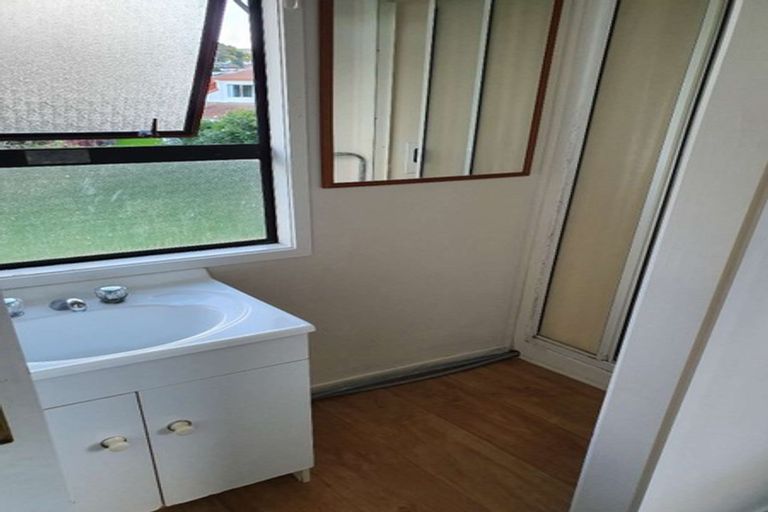 Photo of property in 121 Athena Drive, Totara Vale, Auckland, 0629