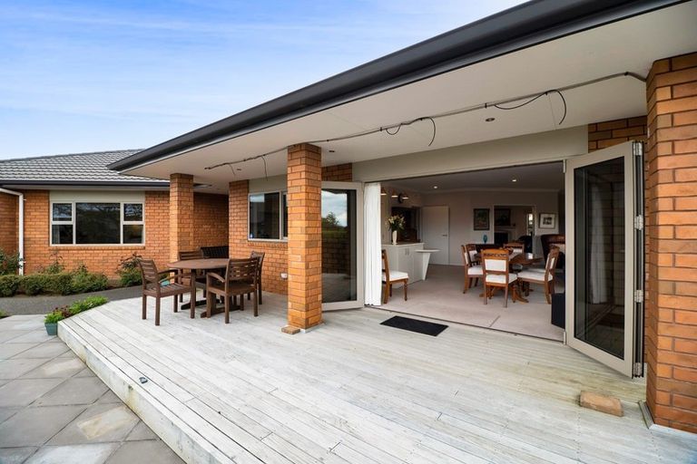 Photo of property in 2 Manurau Crescent, Merrilands, New Plymouth, 4312