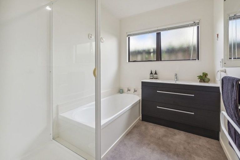 Photo of property in 2/32 Charlotte Street, Stanmore Bay, Whangaparaoa, 0932