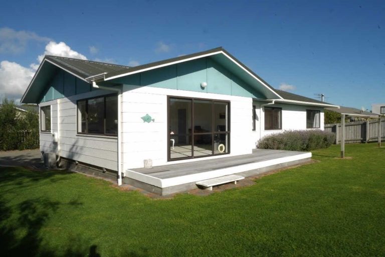 Photo of property in 79 Queens Road, Waikanae Beach, Waikanae, 5036