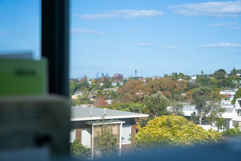 Photo of property in 421b Glenfield Road, Glenfield, Auckland, 0629