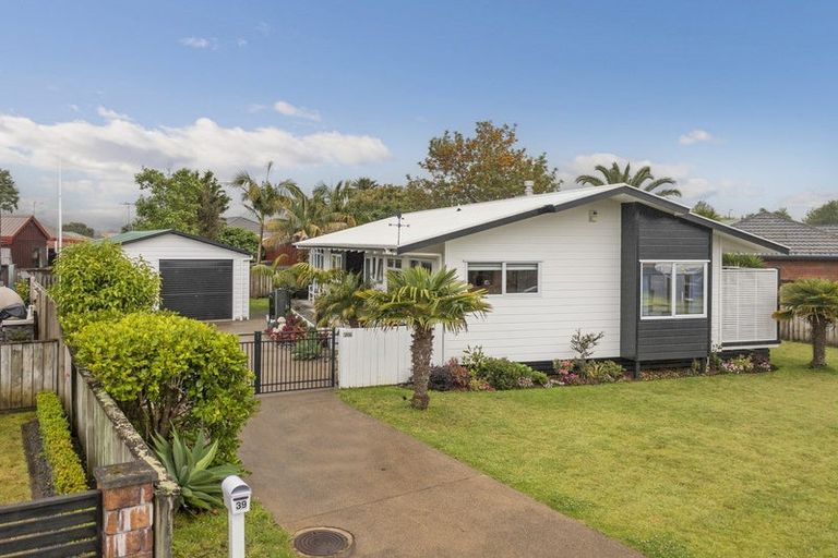 Photo of property in 39 Cholmondeley Crescent, Whitianga, 3510