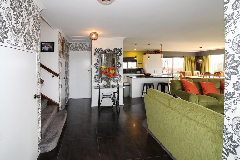 Photo of property in 5 Chisholm Place, Carterton, 5713