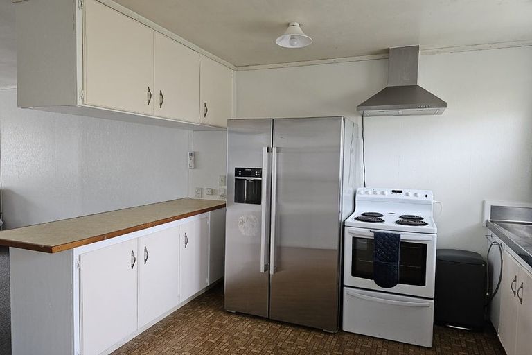 Photo of property in 6 Kingsbridge Place, Newlands, Wellington, 6037