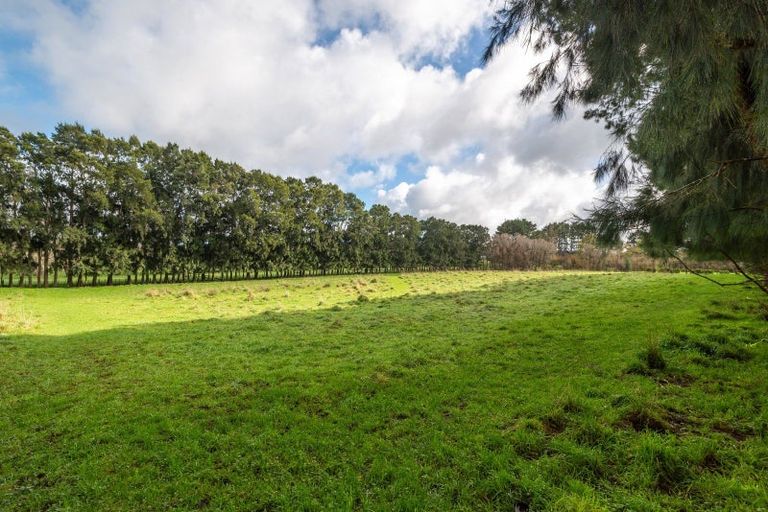 Photo of property in 792 Waitakere Road, Kumeu, 0891