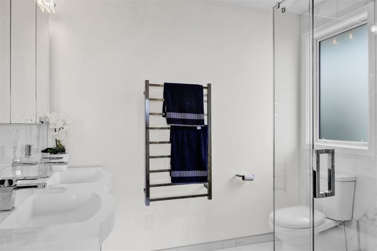 Photo of property in 4 Vardon Way, Waiwhakaiho, New Plymouth, 4312