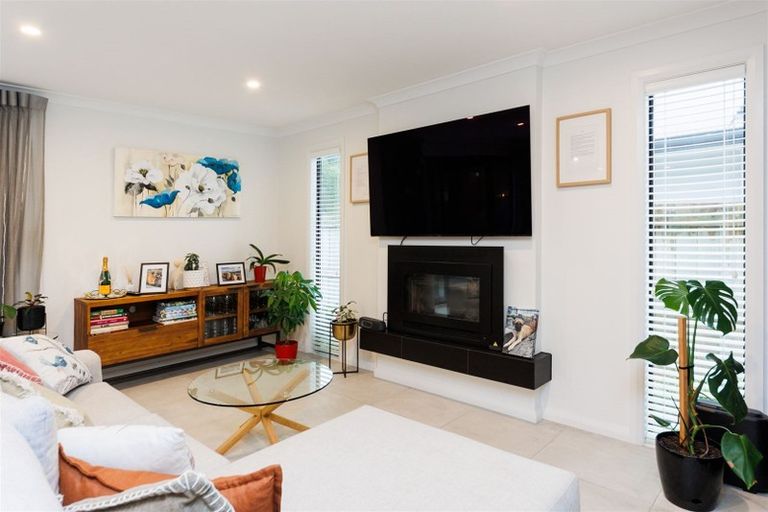 Photo of property in 5 Freedom Drive, Kelvin Grove, Palmerston North, 4414
