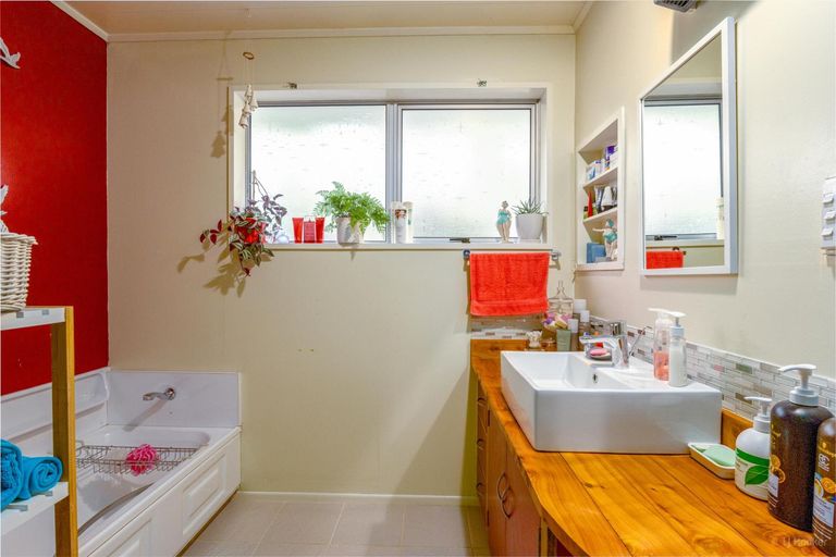 Photo of property in 20 Timaru Road, Waimate, 7924