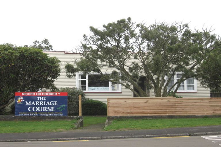 Photo of property in 6 Bracken Road, Newlands, Wellington, 6037