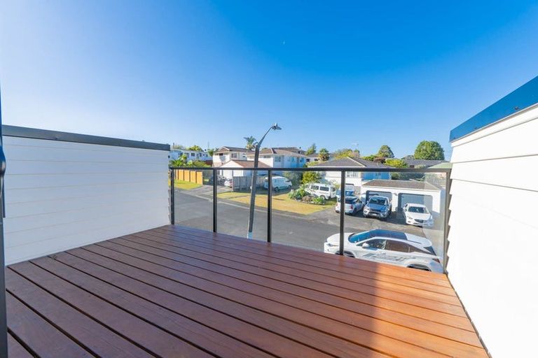 Photo of property in 3/82 Rosewarne Crescent, Glendene, Auckland, 0602