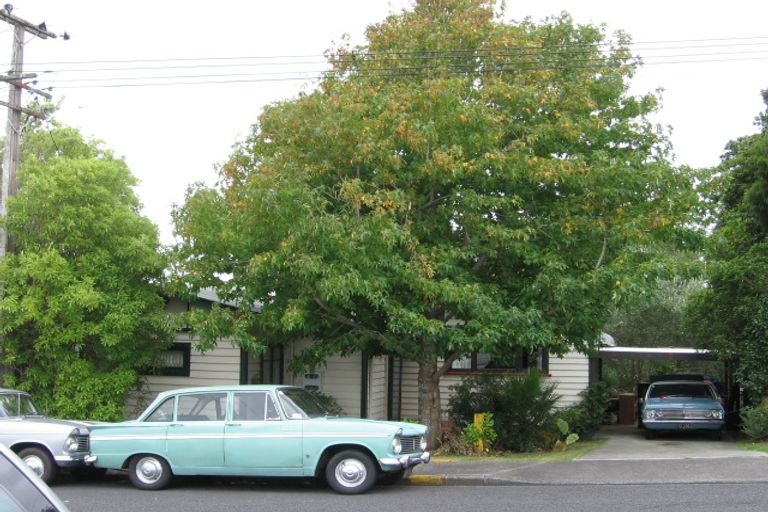 Photo of property in 42 Beach Haven Road, Beach Haven, Auckland, 0626