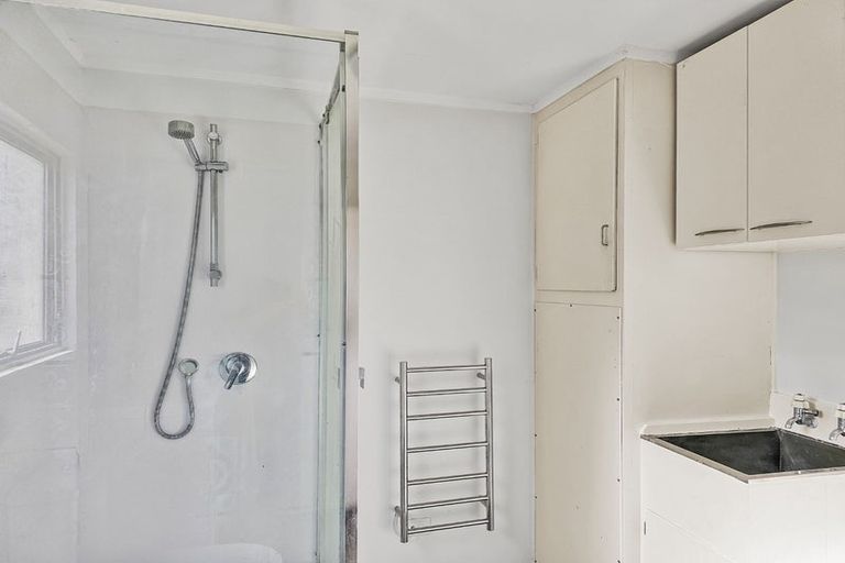 Photo of property in 15 Queen Mary Avenue, New Lynn, Auckland, 0600