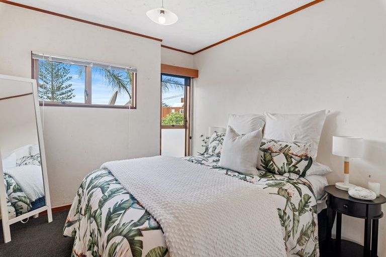 Photo of property in 1/918 Beach Road, Waiake, Auckland, 0630