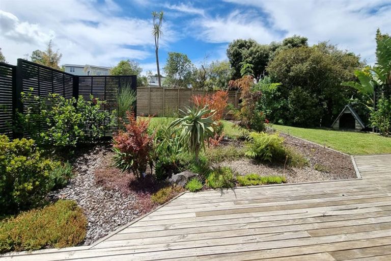 Photo of property in 24 Deverell Place, Northcross, Auckland, 0632