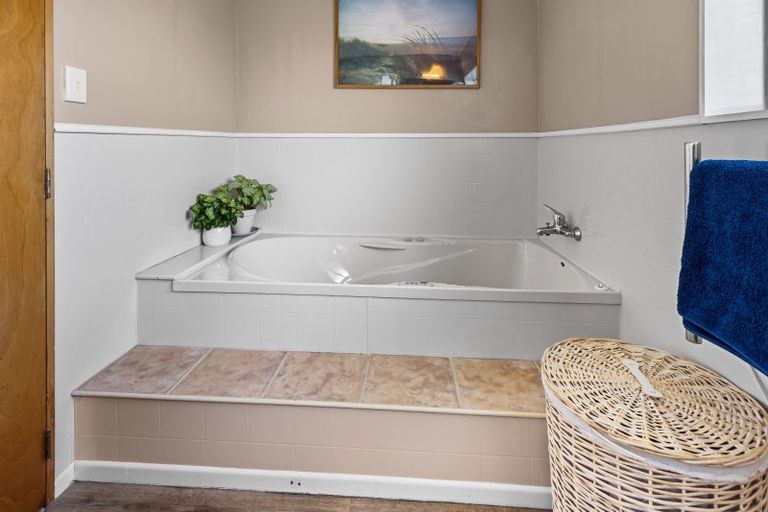 Photo of property in 11 Pohutukawa Drive, Opunake, 4616