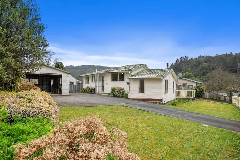 Photo of property in 106 Gemstone Drive, Birchville, Upper Hutt, 5018