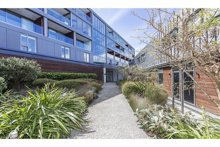 Photo of property in Patent 326 Apartments, 206s/326 Evans Bay Parade, Hataitai, Wellington, 6021