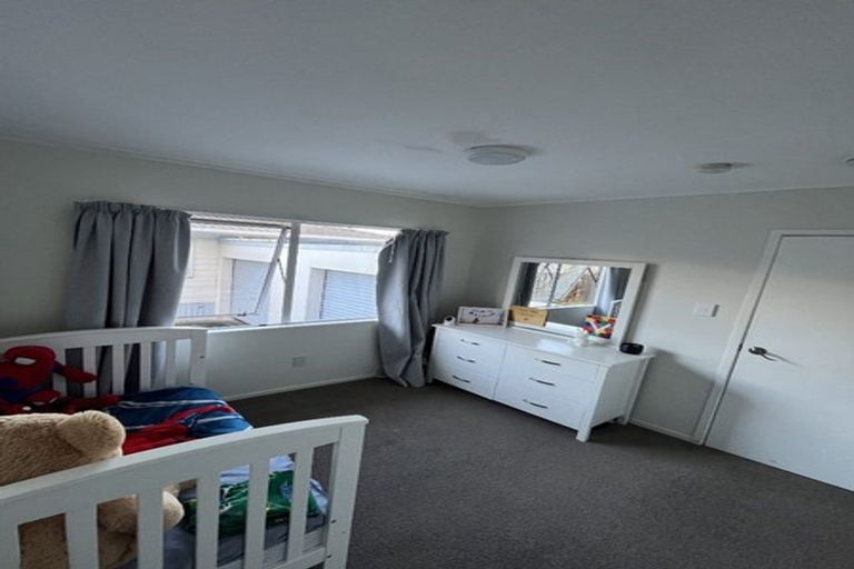 Photo of property in 2/17 Lambrown Drive, Totara Vale, Auckland, 0629