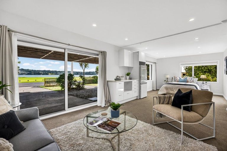 Photo of property in 70 Kiwi Esplanade, Mangere Bridge, Auckland, 2022