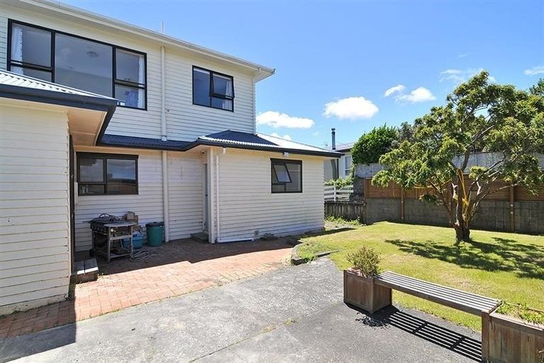 Photo of property in 11 Te Whiti Grove, Korokoro, Lower Hutt, 5012