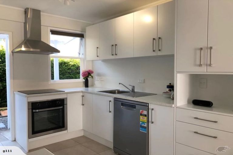 Photo of property in 3/2 Scarboro Terrace, Murrays Bay, Auckland, 0630