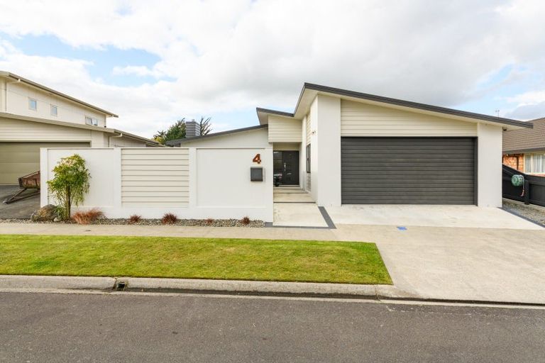 Photo of property in 4a Silkwood Place, Fitzherbert, Palmerston North, 4410