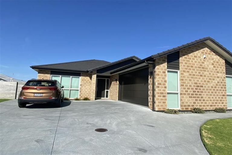 Photo of property in 18 Kauri Drive, Waiuku, 2123