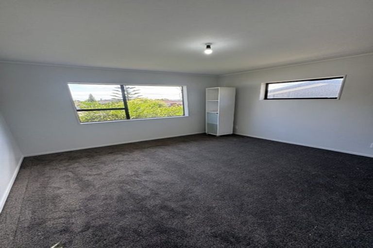 Photo of property in 2 Darlington Place, Glendene, Auckland, 0602