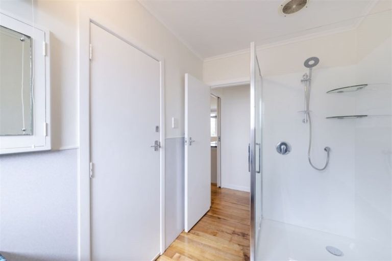 Photo of property in 15 Waione Avenue, Te Atatu Peninsula, Auckland, 0610