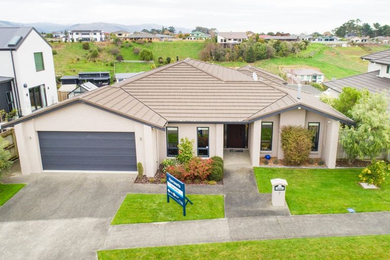 Photo of property in 7 Vaucluse Heights, Fitzherbert, Palmerston North, 4410