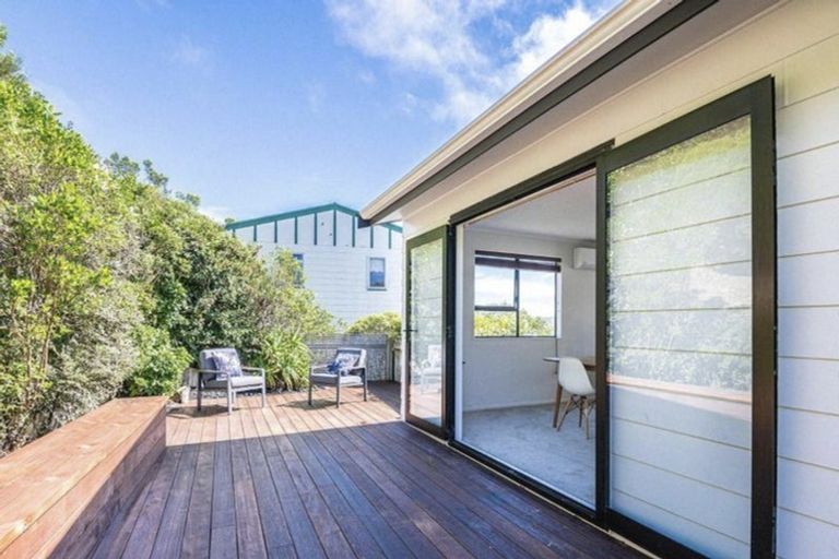 Photo of property in 44 Colchester Crescent, Newlands, Wellington, 6037