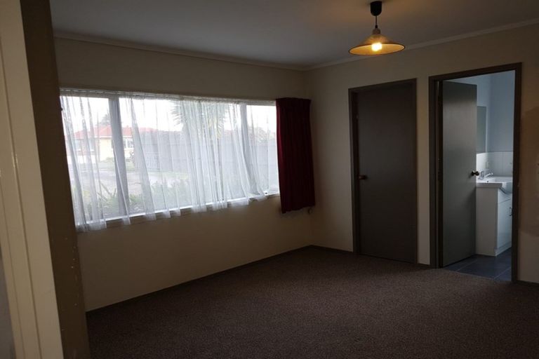 Photo of property in 112 Hutchinsons Road, Bucklands Beach, Auckland, 2014