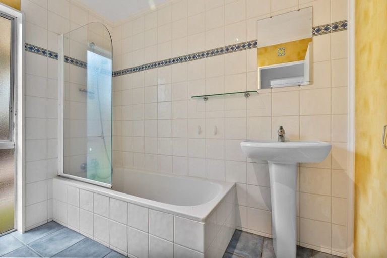 Photo of property in 2/10 Rambler Crescent, Beach Haven, Auckland, 0626