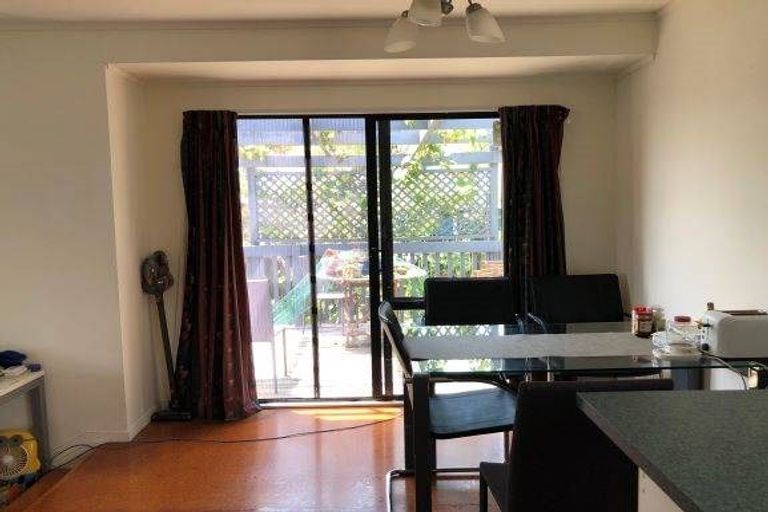 Photo of property in 16 Mallard Place, Unsworth Heights, Auckland, 0632