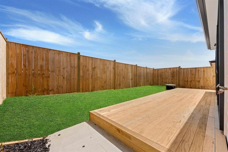 Photo of property in 14 Waimarie Drive, Karaka, 2578