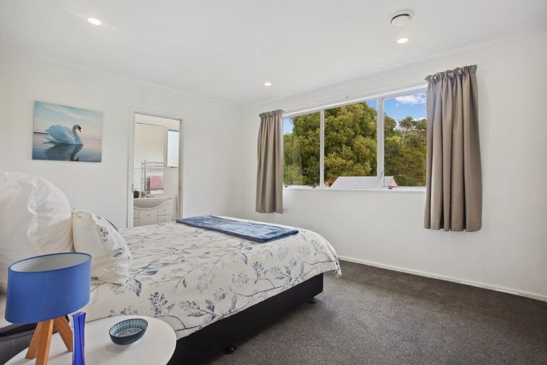 Photo of property in 7 Napuka Road, Henderson Valley, Auckland, 0612