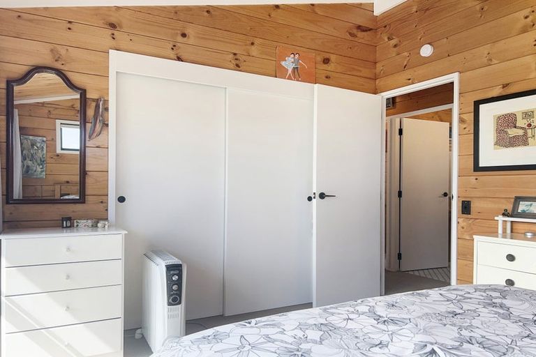 Photo of property in 1a Field Way, Waikanae Beach, Waikanae, 5036