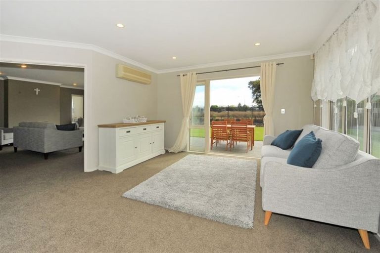 Photo of property in 35 Mataroa Place, Parklands, Christchurch, 8083