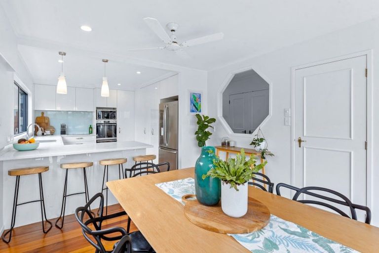 Photo of property in 10 Ardern Avenue, Stanmore Bay, Whangaparaoa, 0932