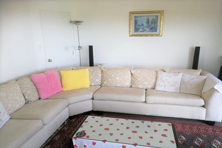 Photo of property in 24 Worthington Place, West Harbour, Auckland, 0618