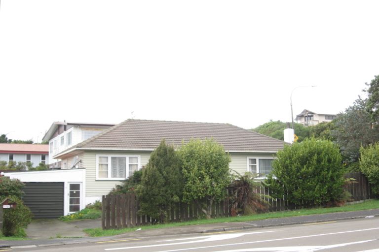 Photo of property in 4 Bracken Road, Newlands, Wellington, 6037