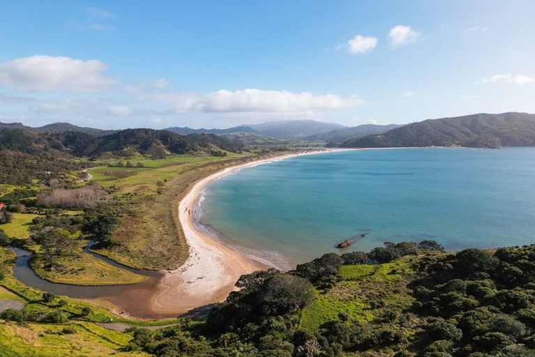 Photo of property in 1 Waikawau Beach Road, Waikawau, Coromandel, 3584