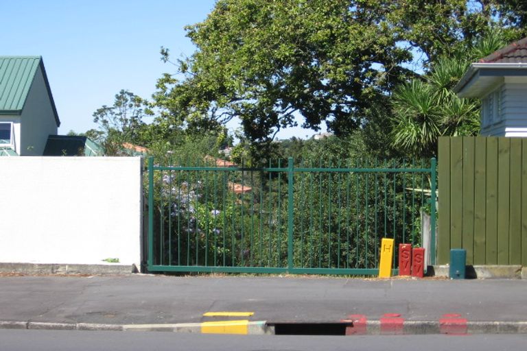 Photo of property in 1/1 Valley Road, Northcote, Auckland, 0626