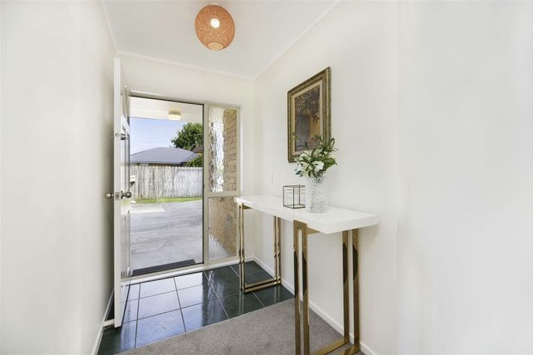 Photo of property in 25 Heversham Place, Glendene, Auckland, 0602