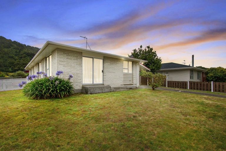 Photo of property in 102 Pasadena Crescent, Totara Park, Upper Hutt, 5018