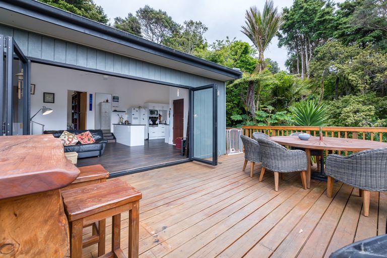 Photo of property in 59 Laingholm Drive, Laingholm, Auckland, 0604