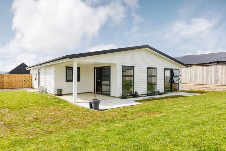 Photo of property in 3 Sardinia Grove, Fitzherbert, Palmerston North, 4410
