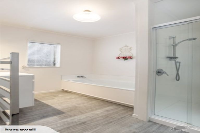 Photo of property in 1/489 Beach Road, Murrays Bay, Auckland, 0630